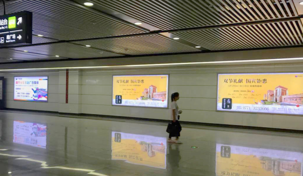 南寧站公交候車區燈箱廣告