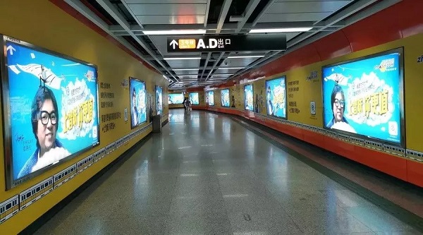 智聯招聘地鐵通道廣告