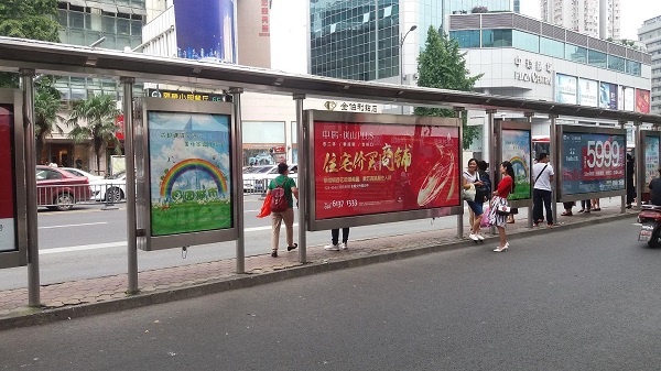 公交候車亭廣告